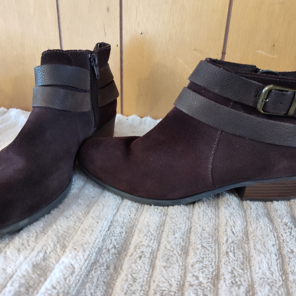 Clark's Collection brown suede ankle boots